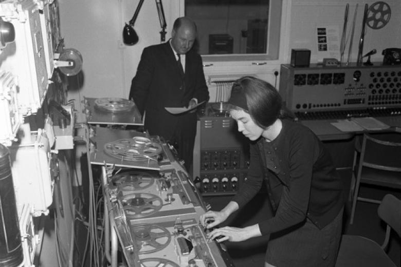 Delia Derbyshire and Desmond Briscoe at work in BBC Radiophonic Workshop (© BBC Photo Library)