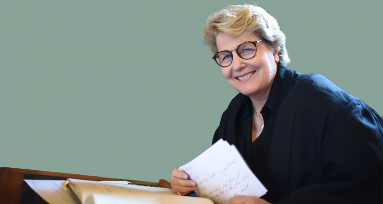 Sandi Toksvig signing at Honorary Fellowship ceremony