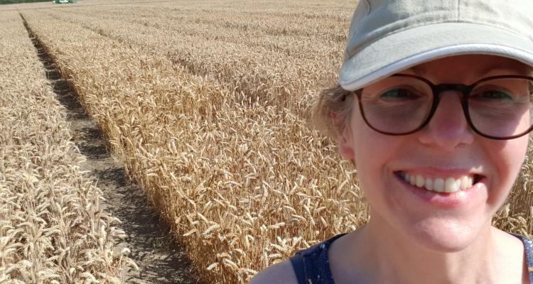Dr Stéphanie Swarbreck portrait selfie in a crop field