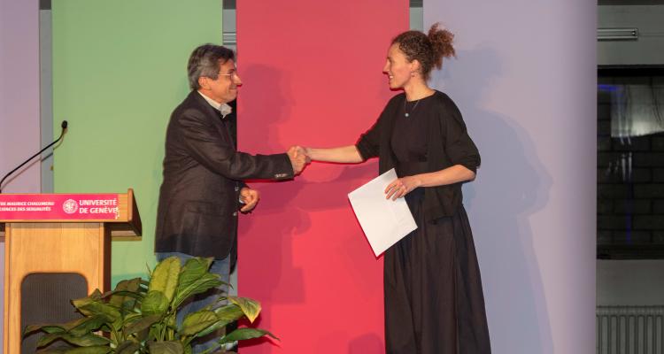 Dr Lena Holzer accepting the 2023 Prix Senior Maurice Chalumeau prize