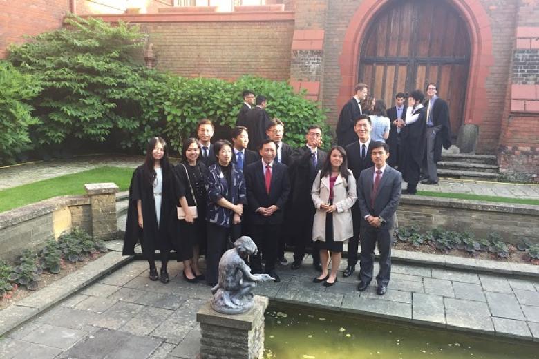 Hwee Hua Lim with students from Singapore following her lecture ‘Navigating Asia – the role of government’ at Girton