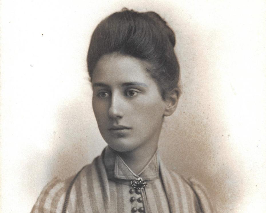  Gwendolen Bevan Crewdson, aged around 17, taken by Lafosse of Knolls House, Manchester, circa 1889 (archive reference: GCPH 6/2/11/3). Gwendolen spent her childhood in Manchester. 
